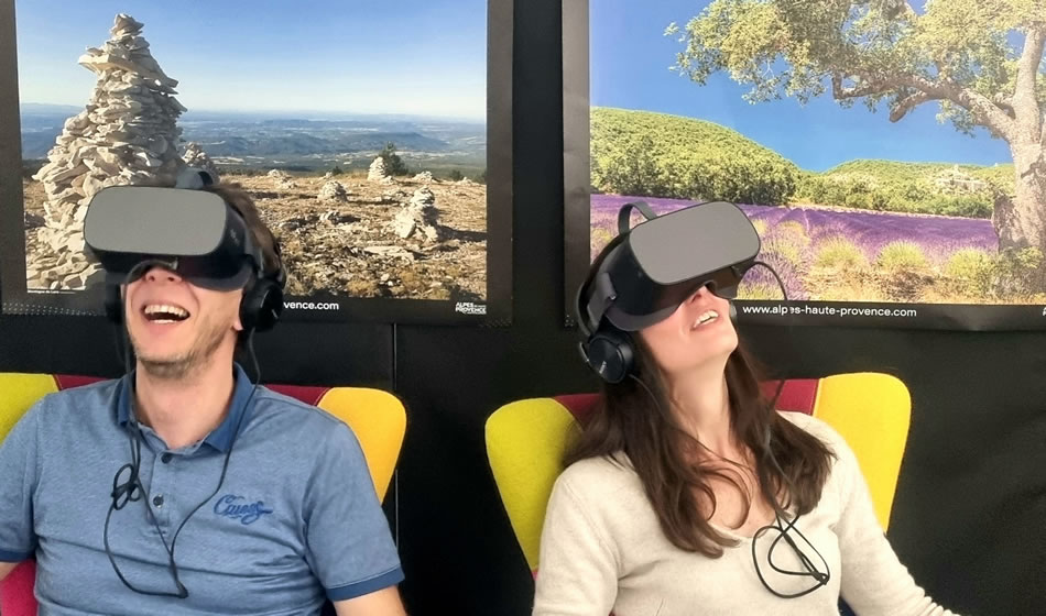 Exemple de visiteurs découvrant les 4 saisons de la Lure à travers un casque en réalité immersive