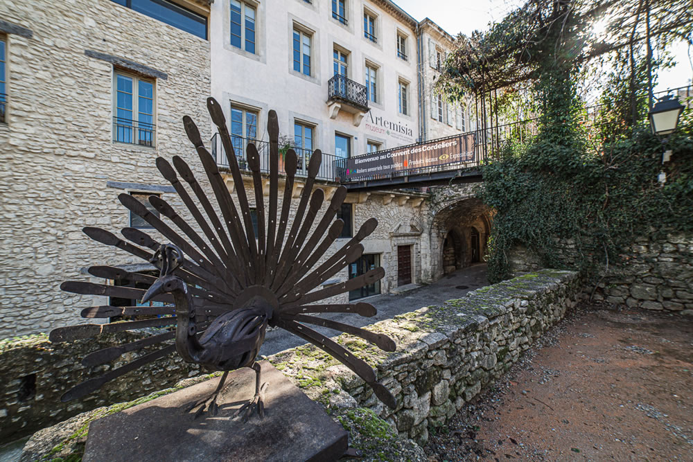 Entrée par le pont Artemisia Museum