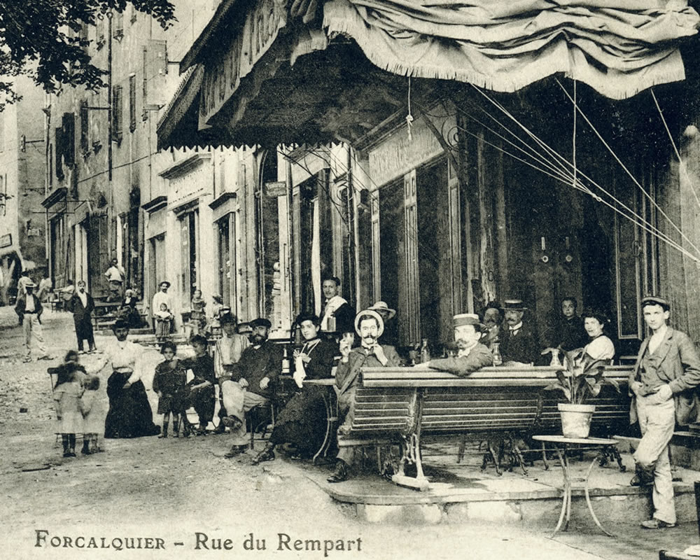 Artemisia museum au coeur de patrimoine historique de la montagne de Lure : bar de la rue du Rempart à Forcalquier